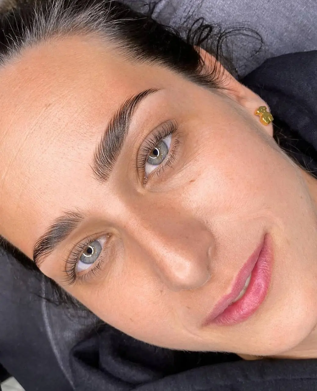 Detalle de cejas micropigmentadas