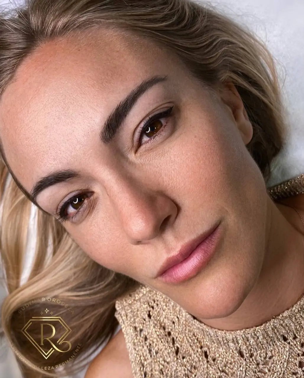 Micropigmentación de cejas en tono claro