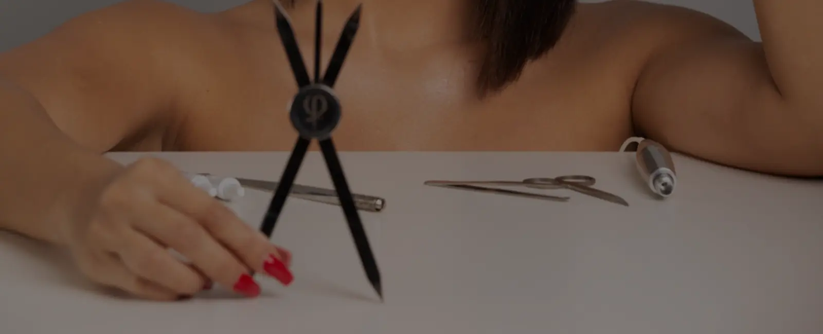 Rudimar Oropeza diseñando unas cejas